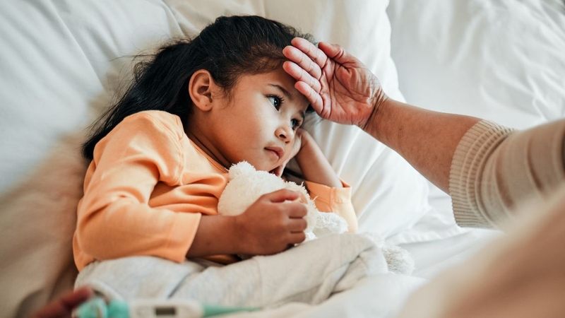 Trẻ 3 tuổi ra nhiều mồ hôi đầu khi ngủ có sao không 4