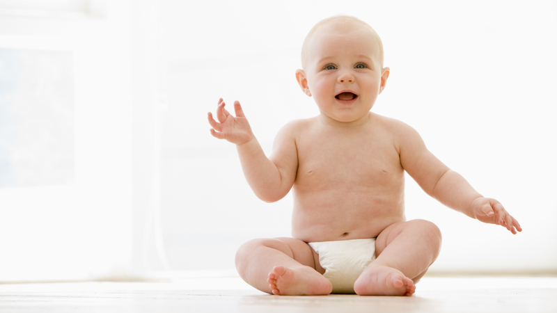 Trẻ 4 tháng tập ngồi được chưa? Làm thế nào để giúp bé tập ngồi an toàn?2