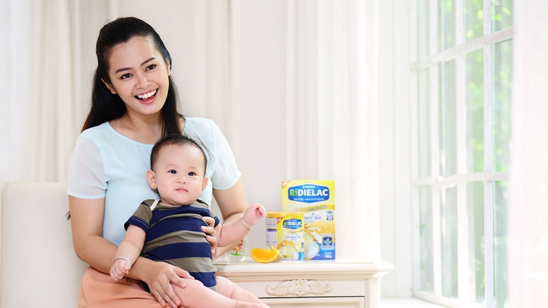 Trẻ 4 tháng tuổi đã bế ngồi được chưa? Mách mẹ cách bế trẻ 4 tháng tuổi an toàn 1