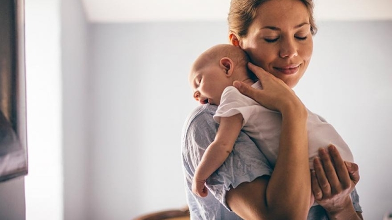 Trẻ 4 tháng tuổi đã bế ngồi được chưa? Mách mẹ cách bế trẻ 4 tháng tuổi an toàn 3