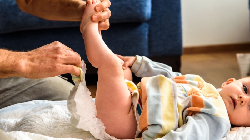 Trẻ 4 tháng tuổi đi ngoài phân dịch nhầy mùi chua có sao không?