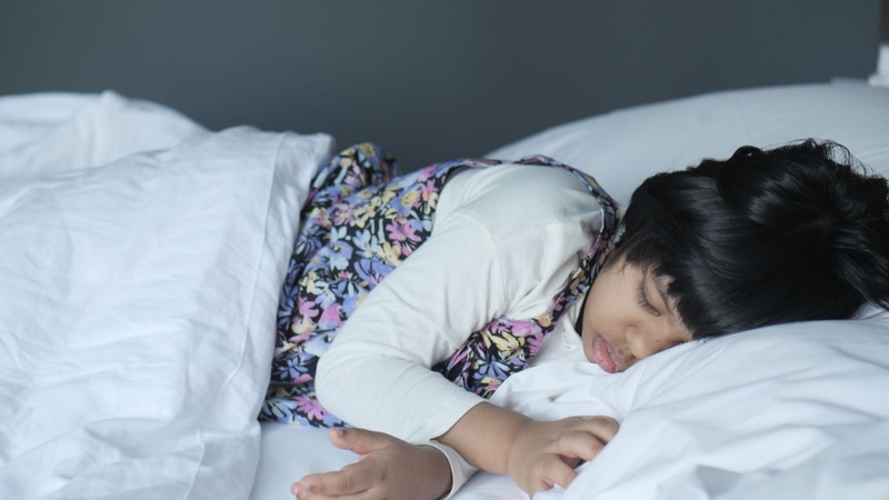 Trẻ 4 tuổi ngủ hay giật mình khóc thét có đáng lo không 3