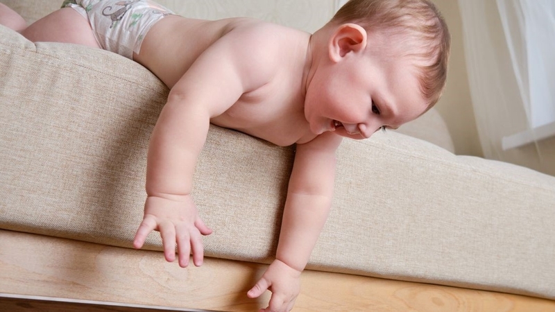 Trẻ 5 tháng bị ngã từ giường xuống đất có sao không? 1