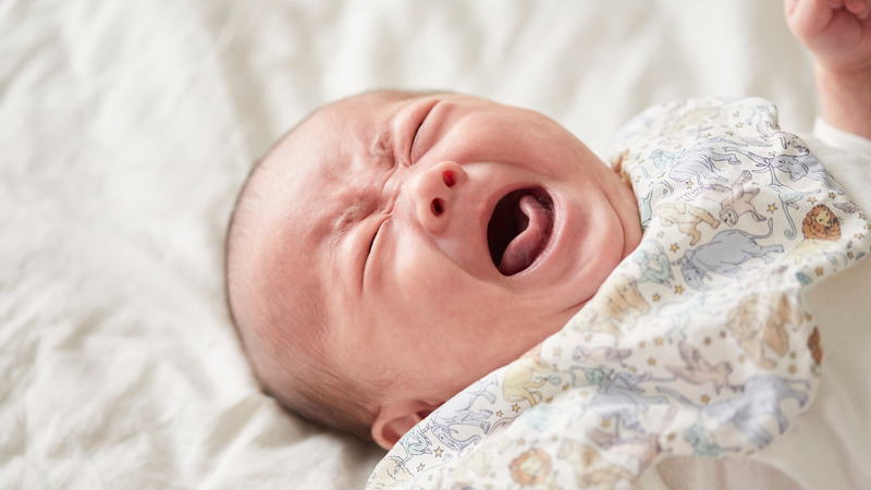 Trẻ 5 tháng ngủ hay giật mình là tình trạng khiến nhiều cha mẹ lo lắng