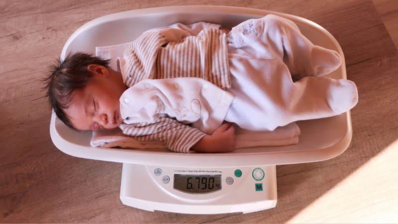 Trẻ tăng cân chậm nên được bác sĩ thăm khám
