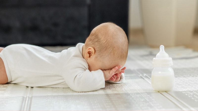 Không nên ép trẻ bú thêm khi đã có dấu hiệu no