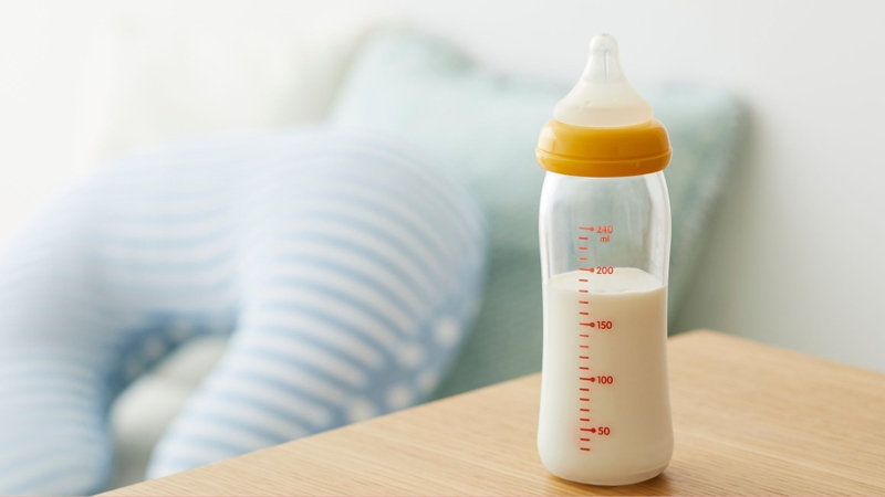 Vạch chia trên bình giúp cha mẹ theo dõi lượng sữa