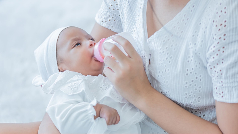 Trẻ 5 tháng uống bao nhiêu ml sữa phụ thuộc vào nhu cầu của từng trẻ