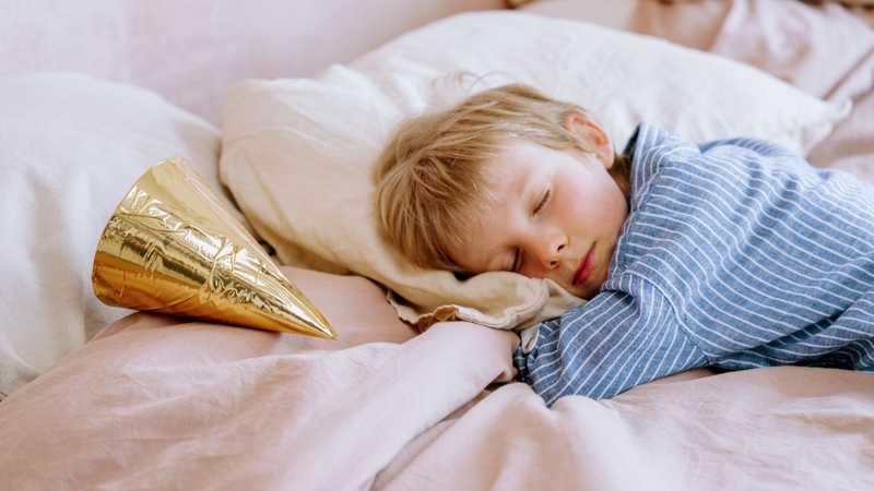 Trẻ 5 tuổi ngủ bị giật chân không phải lúc nào cũng đáng lo ngại