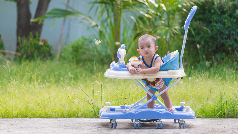 Trẻ 6 tháng ngồi xe tập đi được không? Việc cho trẻ 6 tháng ngồi xe tập đi tiềm ẩn nhiều rủi ro vì cơ xương còn yếu