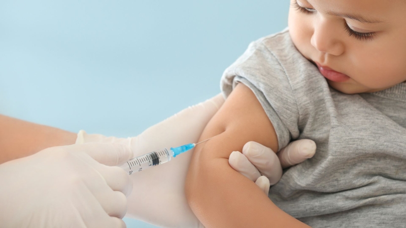 Trẻ 6 tháng tiêm mũi gì? Lịch tiêm chủng chuẩn cho bé mà bố mẹ cần lưu ý 2