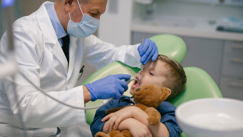 Trẻ 7 tuổi bị sâu răng hàm phải làm sao? 4