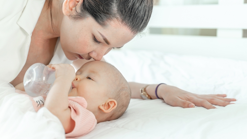 Sữa bột pha sẵn có hạn chế về chi phí cao và nguy cơ táo bón hoặc khó tiêu