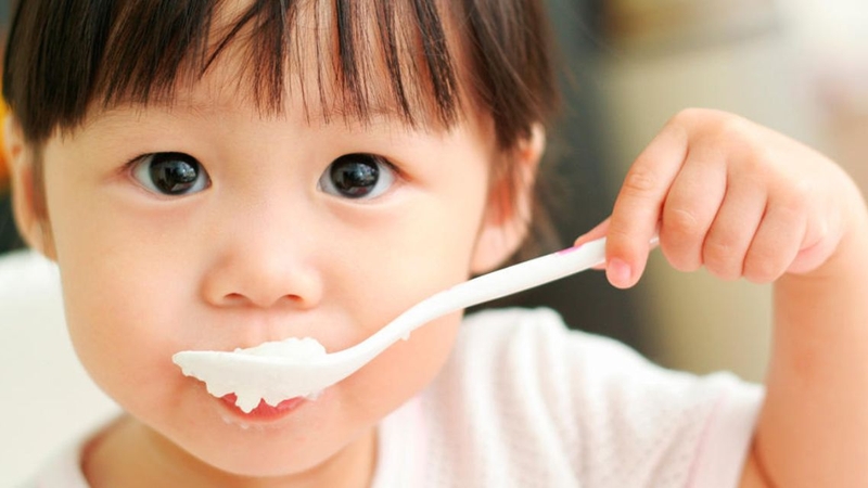 Trẻ ăn cơm sớm có bị đau dạ dày không? Đâu là thời điểm hợp lý 1