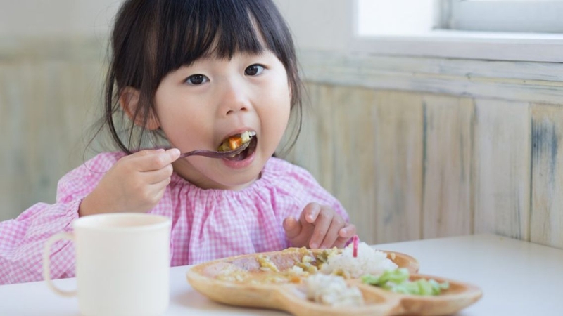 Trẻ ăn cơm sớm có bị đau dạ dày không? Đâu là thời điểm hợp lý 4