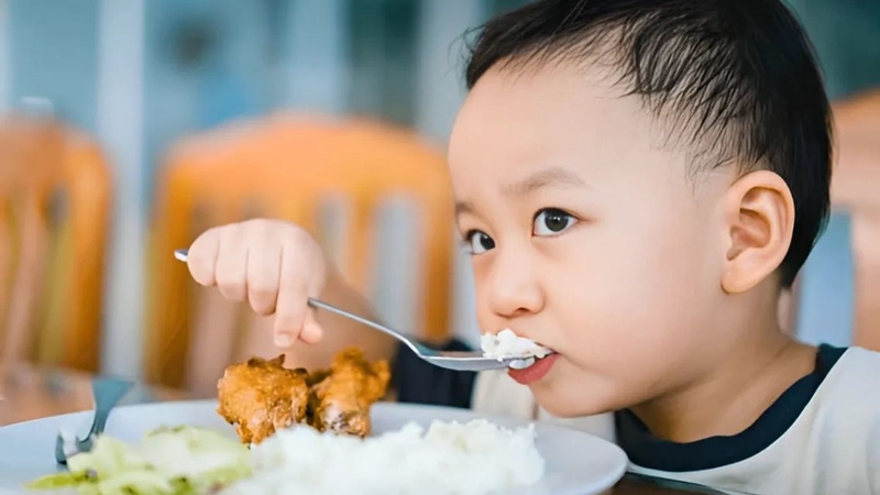Trẻ ăn cơm sớm có bị đau dạ dày không? Đâu là thời điểm hợp lý 3