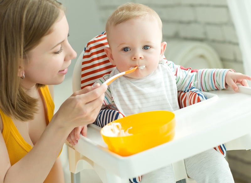 Trẻ ăn dặm xong có nên uống nước không? Những điều mẹ bỉm cần lưu ý 2