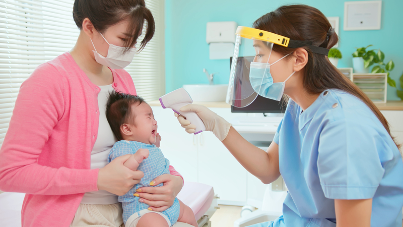 Hãy đưa trẻ đi khám ngay nếu trẻ bị sốt cao liên tục