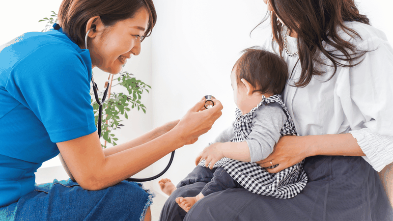 Nếu trẻ không hạ sốt sau khi đã chăm sóc đúng cách hoặc các triệu chứng có dấu hiệu nặng hơn, ba mẹ cần sớm đưa trẻ đến bác sĩ để được thăm khám và xử trí kịp thời