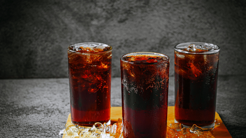 Việc tiêu thụ quá nhiều caffeine từ nước ngọt có gas có thể gây nhức đầu