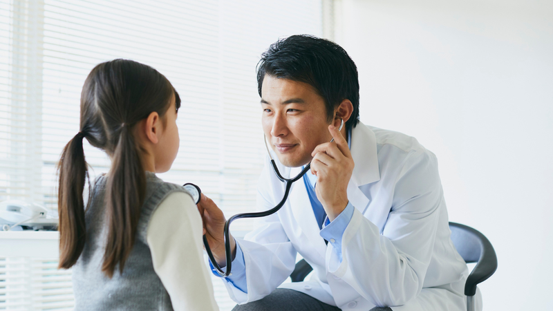 Khi đau đầu đi kèm với các triệu chứng toàn thân cần đưa trẻ đến cơ sở y tế