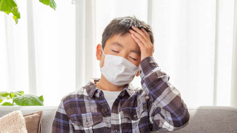 Trẻ bị đau đầu​ kéo dài nhiều giờ, ảnh hưởng rõ rệt đến sinh hoạt, học tập và giấc ngủ của trẻ