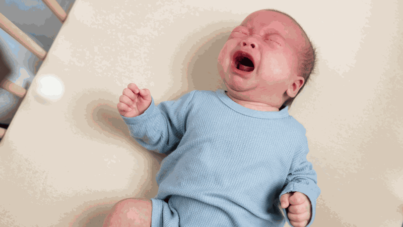 Trong những giờ dị ứng đạm bò, trẻ quấy khóc liên lục, khó ngủ