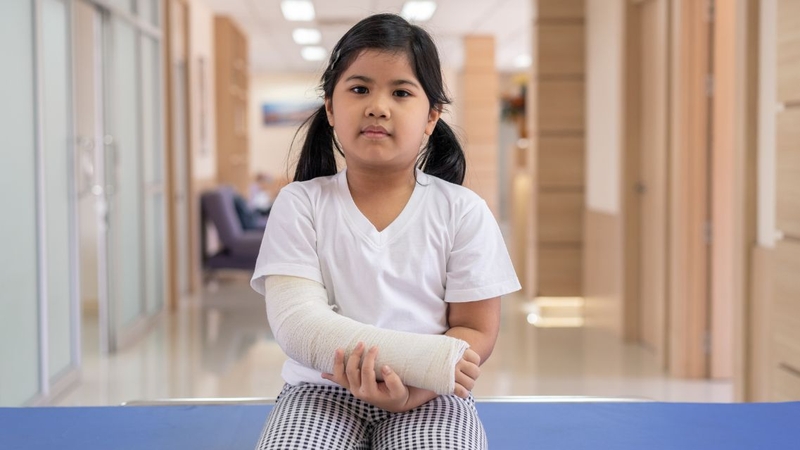 Thời gian trẻ phải bó bột phụ thuộc vào nhiều yếu tố