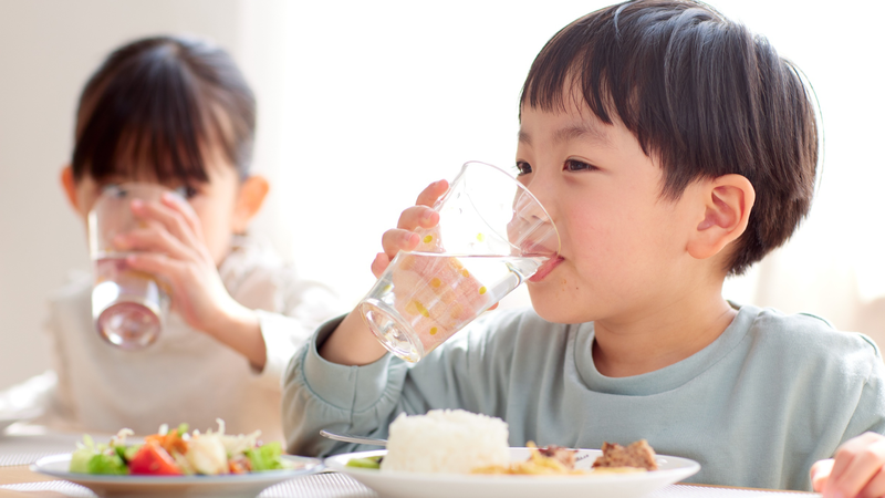 Bổ sung đủ nước và dinh dưỡng giúp tăng sức đề kháng cho trẻ