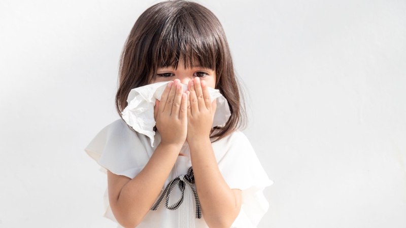 Cha mẹ thường băn khoăn trẻ bị ho sổ mũi có nên gội đầu