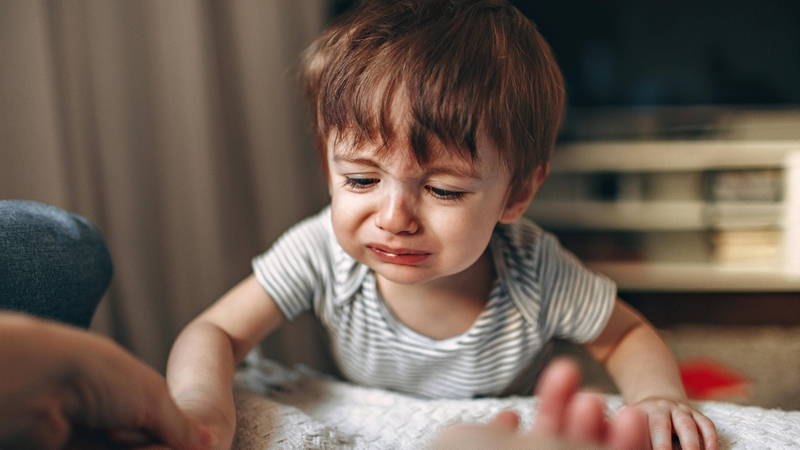 Cần đưa trẻ đến bệnh viện khi trẻ đau đầu dữ dội kéo dài, quấy khóc liên tục