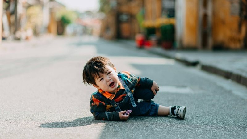 Ngay sau khi trẻ ngã đập đầu, cha mẹ cần quan sát phản ứng của trẻ