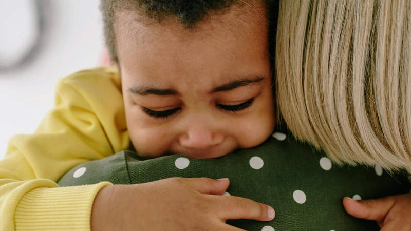 Phản ứng bình tĩnh của ba mẹ giúp trẻ bớt hoảng sợ và xử lý tình huống chính xác hơn