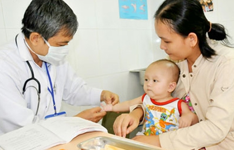 Trẻ bị nổi mụn nước ở lòng bàn chân-02