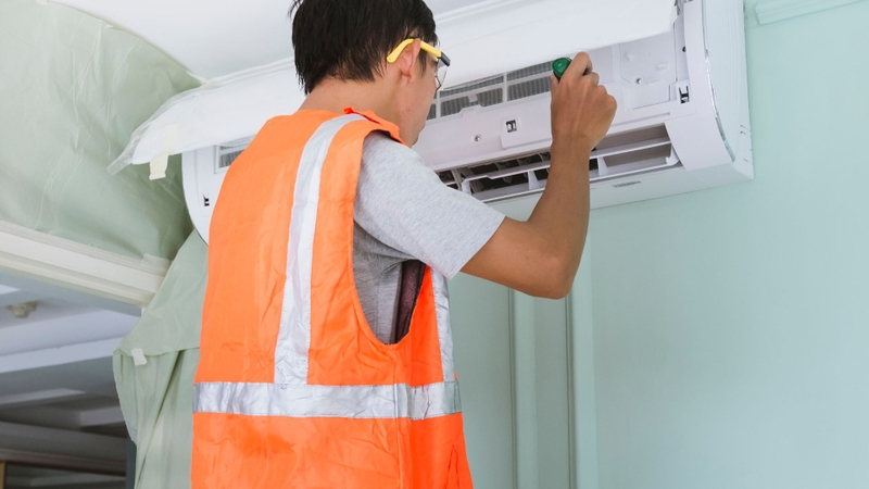 Vệ sinh điều hòa định kỳ để loại bỏ bụi bẩn, nấm mốc, vi khuẩn