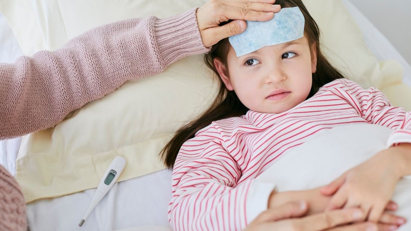 Cha mẹ nên cho trẻ sốt uống đủ nước và theo dõi các dấu hiệu bất thường