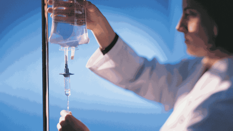 Trẻ bị sốt có nên truyền nước không? 2