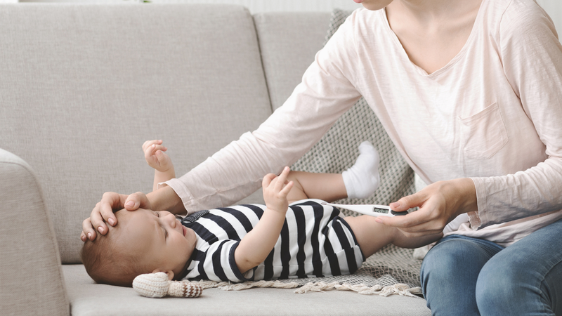 Đo nhiệt độ bằng nhiệt kế giúp xác định trẻ có thực sự bị sốt hay không