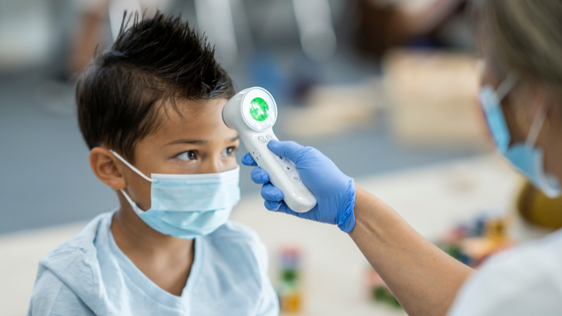 Trẻ sốt cao kéo dài cần được bác sĩ thăm khám để xác định nguyên nhân