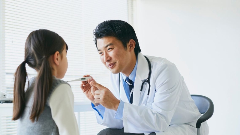 Kết quả xét nghiệm máu của trẻ nên được đọc bởi bác sĩ