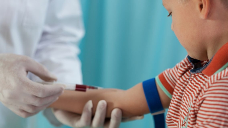 Nên cho trẻ xét nghiệm máu ở cơ sở y tế uy tín