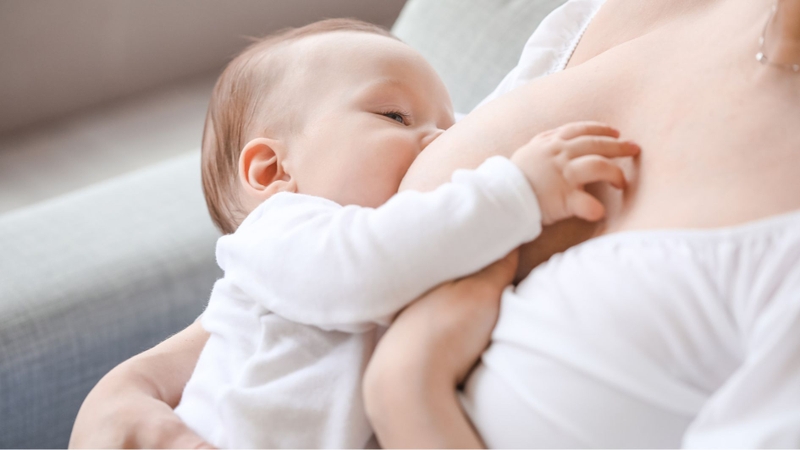 Tăng cường bú mẹ và bổ sung đủ nước khi trẻ bị sốt