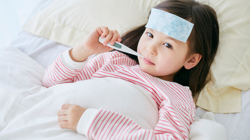 Theo dõi nhiệt độ và dùng thuốc hạ sốt đúng hướng dẫn để đảm bảo an toàn cho trẻ