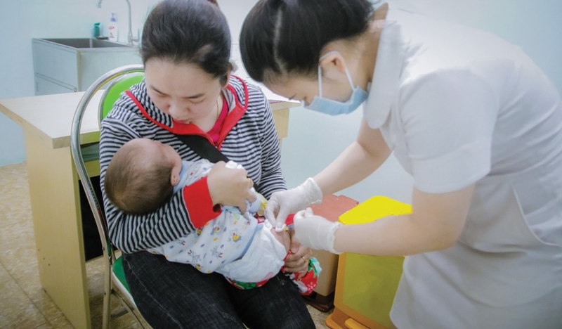 Cần tiêm ngừa thủy đậu cho trẻ theo chỉ định của bác sĩ