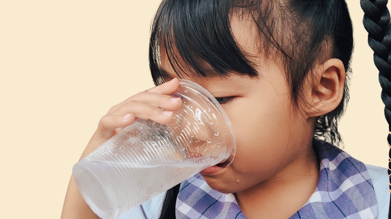 Tập trung bù nước và điện giải cho trẻ