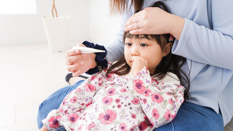 Nên kiểm tra nhiệt độ của trẻ thường xuyên để xử trí sốt đúng cách