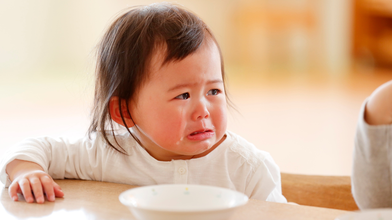 Trẻ trở nên mệt mỏi, lừ đừ, ít chơi, dễ quấy khóc có thể là dấu hiệu trẻ bị trúng gió