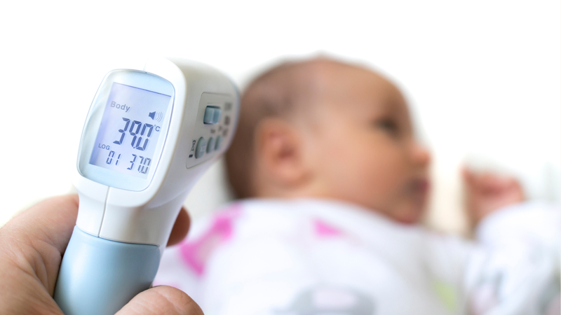 Trẻ sốt trên 38°C kéo dài, ho kèm cảm giác ngứa hoặc đau rát cổ họng
