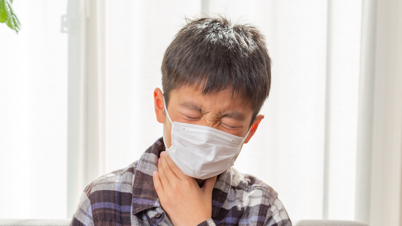 Thời tiết thay đổi đột ngột dễ khiến trẻ bị kích ứng và viêm họng