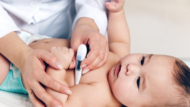 Trẻ bị viêm họng sốt về đêm có nghiêm trọng không? Bố mẹ cần lưu ý những gì? 4